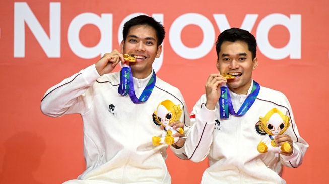 Pebulu tangkis ganda putra Indonesia Leo Carnando (kanan) dan Daniel Marthin (kiri) berfoto bersama medali emasnya usai mengalahkan pebulu tangkis China Liang Wei Keng dan Wang Chang pada final bulu tangkis ganda putra Asian Games 2026 di Ichinomiya City Municipal Gymnasium, Nagoya, Aichi, Jepang, Selasa (29/9/2026).  [ANTARA FOTO/Fauzan/wsj]
