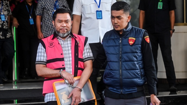 Tersangka kasus dugaan tindak pidana korupsi tata kelola program Makan Bergizi Gratis (MBG) pada Badan Gizi Nasional (BGN) Sony Sonjaya (kiri) berjalan menuju mobil tahanan di Kejaksaan Negeri Jakarta Pusat, Selasa (29/9/2026). [ANTARA FOTO/Rivan Awal Lingga/wsj]