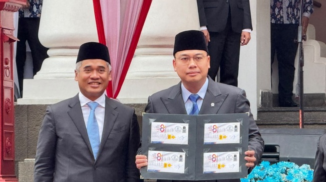 Wamen Komdigi, Angga Raka Prabowo (kanan) dan Ketua Umum Panitia Hari Bhakti Postel ke-81, Theodorus Ardi Hartoko (Teddy). [Ist] 