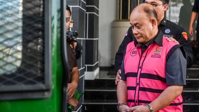 Tersangka kasus dugaan tindak pidana korupsi tata kelola program Makan Bergizi Gratis (MBG) pada Badan Gizi Nasional (BGN) Dadan Hindayana (tengah) berjalan menuju mobil tahanan di Kejaksaan Negeri Jakarta Pusat, Selasa (29/9/2026). [ANTARA FOTO/Rivan Awal Lingga/wsj]