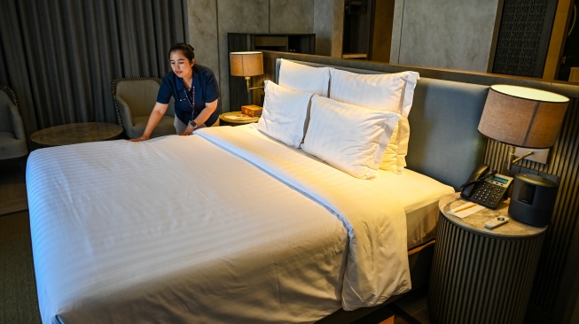 Seorang pekerja merapikan tempat tidur Hotel Pullman Lombok di Kawasan Ekonomi Khusus (KEK) Mandalika, Kuta, Praya, Lombok Tengah, NTB, Senin (28/9/2026). [ANTARA FOTO/Ahmad Subaidi/nym]