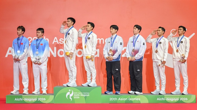 Pebulu tangkis ganda putra Indonesia peraih medali emas Leo Carnando (keempat kiri) dan Daniel Marthin (ketiga kiri) dan peraih medali perunggu Fajar Alfian (kedua kanan) dan M Shohibul Fikri (kanan) melakukan hormat bendera saat upacara medali final bulu tangkis ganda putra Asian Games 2026 di Ichinomiya City Municipal Gymnasium, Nagoya, Aichi, Jepang, Selasa (29/9/2026).  [ANTARA FOTO/Fauzan/wsj]