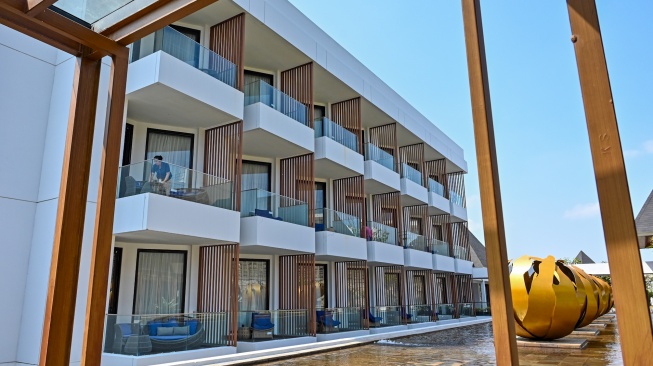 Seorang pekerja merapikan meja teras kamar Hotel Pullman Lombok di Kawasan Ekonomi Khusus (KEK) Mandalika, Kuta, Praya, Lombok Tengah, NTB, Senin (28/9/2026). [ANTARA FOTO/Ahmad Subaidi/nym]
