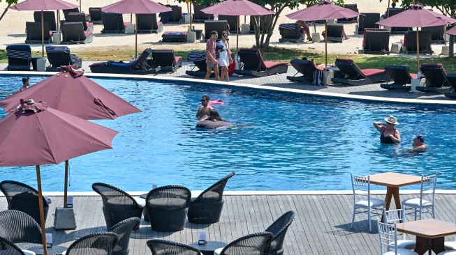 Wisatawan mancanegara berenang di kolam renang Hotel Pullman Lombok di Kawasan Ekonomi Khusus (KEK) Mandalika, Kuta, Praya, Lombok Tengah, NTB, Senin (28/9/2026). [ANTARA FOTO/Ahmad Subaidi/nym]