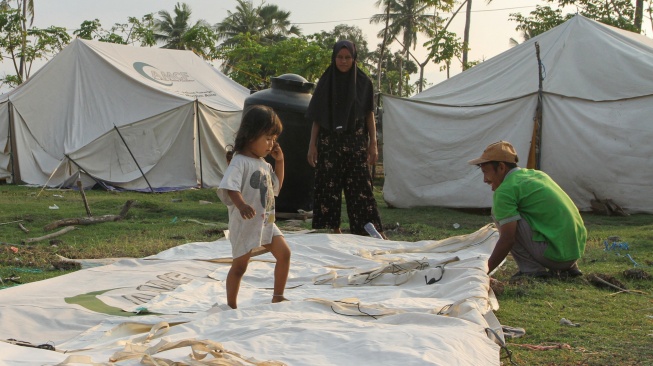 Sejumlah warga bersiap mendirikan tenda pengungsian di Tendakinde, Kabupaten Nagekeo, Nusa Tenggara Timur, Selasa (29/9/2026). [ANTARA FOTO/Mega Tokan/app/rwa]