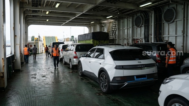 Mobil listrik yang diangkut oleh kapal feri. (Suara.com/AI)