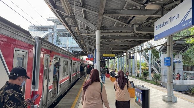 Ilustrasi penumpang menunggu kedatangan kereta di Stasiun Bekasi Timur. [Handout]