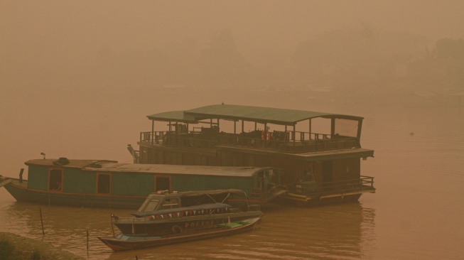 Sejumlah perahu sandar di Sungai Kahayan yang diselimuti asap di Palangka Raya, Kalimantan Tengah, Selasa (29/9/2026). [ANTARA FOTO/Auliya Rahman/rwa]