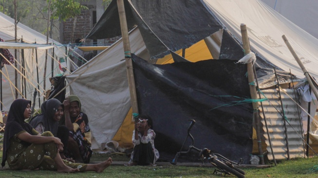 Sejumlah warga masih bertahan di depan tenda pengungsian di Tendakinde, Kabupaten Nagekeo, Nusa Tenggara Timur, Selasa (29/10/2026). [ANTARA FOTO/Mega Tokan/app/rwa]