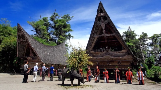 Belajar dari Rumah Adat Batak: Bagaimana Merancang Bangunan yang Rendah Karbon