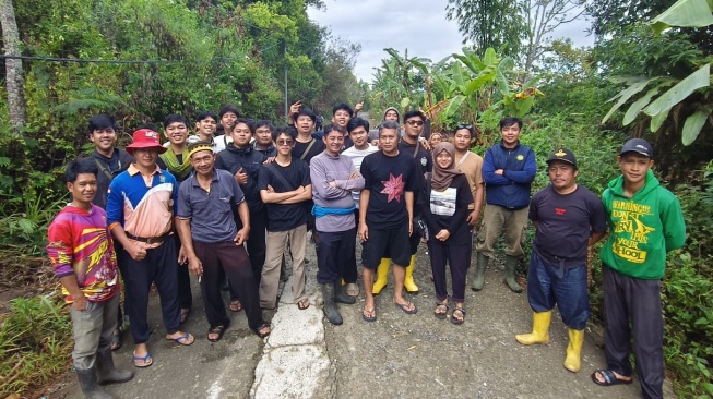 Semende New and Renewable Energy Community berfoto bersama warga