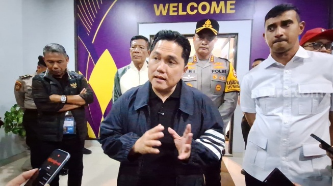 Ketua Umum PSSI, Erick Thohir, memberikan tanggapan mengenai kritikan terhadap pelatih Timnas Indonesia, John Herdman, usai menghadapi Malaysia pada pertandingan kedua FIFA ASEAN Cup 2026. [Suara/com/Rahman]