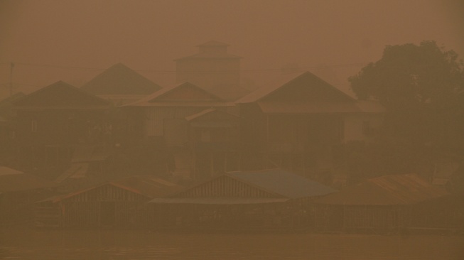 Kondisi permukiman warga di bantaran Sungai Kahayan saat kabut asap di Palangka Raya, Kalimantan Tengah, Selasa (29/9/2026). [ANTARA FOTO/Auliya Rahman/rwa]