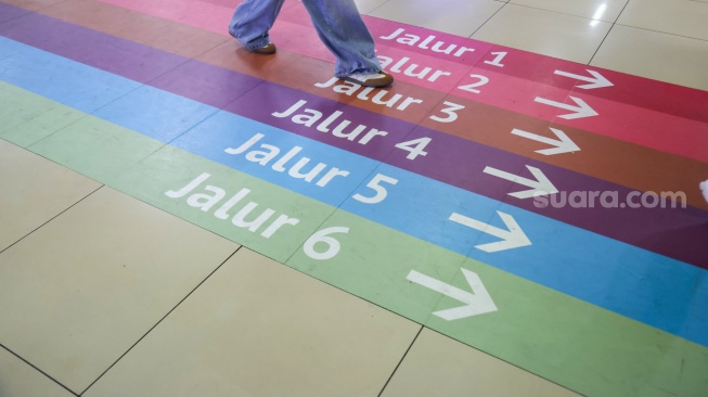 Pengguna transportasi umum berjalan mengikuti penunjuk arah (wayfinding) di area Terminal Blok M, Jakarta Selatan, Rabu (30/9/2026). [Suara.com/Alfian Winanto]