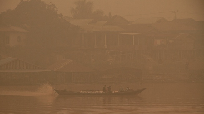 Warga menyusuri Sungai Kahayan menggunakan perahu saat kabut asap di Palangka Raya, Kalimantan Tengah, Selasa (29/9/2026). [ANTARA FOTO/Auliya Rahman/rwa]