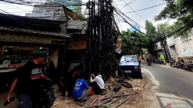 5 Tahun Dibiarkan Semrawut, Kabel di Kuningan Barat Bikin Pengendara Sering Terpeleset!
