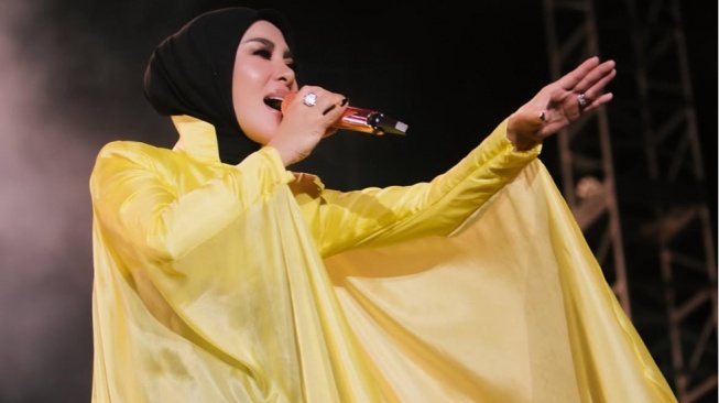 Menyikapi Rasa Posesif dengan Kegenitan Elegan ala Syahrini, 'Seperti Itu?'