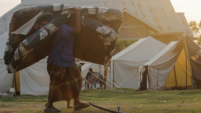 Warga mengangkat kasur di tenda pengungsian di Tendakinde, Kabupaten Nagekeo, Nusa Tenggara Timur, Selasa (29/9/2026).  [ANTARA FOTO/Mega Tokan/app/rwa]