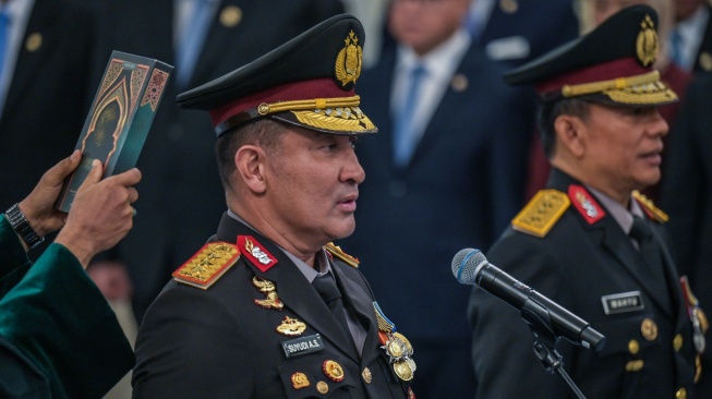 Kapolri Jenderal Pol. Suyudi Ario Seto (kiri) bersama Wakapolri Komjen Pol. Wahyu Hadiningrat (kanan) mengucapkan sumpah saat pelantikan Kapolri dan Wakapolri di Istana Negara, Jakarta, Kamis (1/10/2026). [ANTARA FOTO/Galih Pradipta/nz]