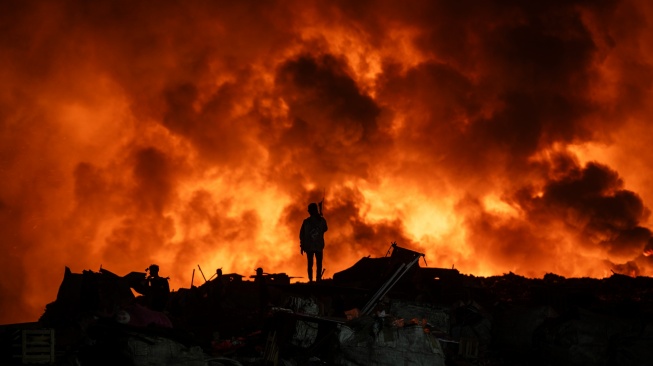 Warga menyaksikan api yang membakar tumpukan sampah di Tempat Pembuangan Akhir (TPA) Jatibarang Zona 1, Semarang, Jawa Tengah, Rabu (30/9/2026). [ANTARA FOTO/Aprillio Akbar/YU]