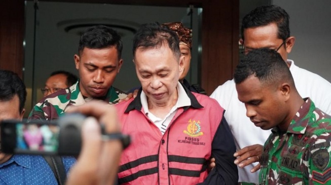 Tersangka SLD Direktur Utama PT. Danau Winata Indah saat diamankan di Kejati Bali, Rabu (30/9) [SuaraBali.id/Humas Kejati Bali]