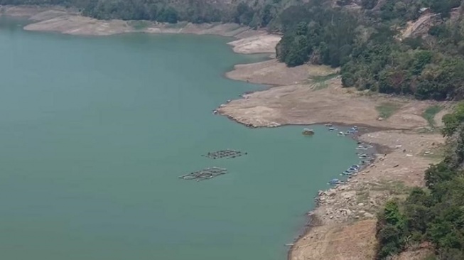 Kondisi terkini Bendungan Bili-bili di Kabupaten Gowa, Sulawesi Selatan, Kamis 1 Oktober 2026. Sekitar 180 ribu pelanggan PDAM terdampak akibat kekeringan air [SuaraSulsel.id/Istimewa]