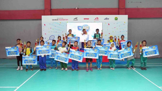 Sebanyak 480 siswa kelas 1 hingga 3 dari 16 sekolah dasar (SD) di Kota Solo turun ke lapangan mengikuti MilkLife Festival SenengMinton Solo 2026 di GOR FKOR UNS, Kamis (1/10/2026). [Suara.com/dok]