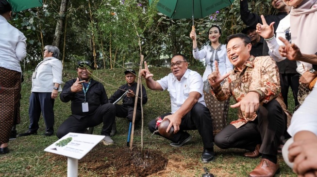 Menteri LH Soroti Ekowisata yang Selaras dengan Alam, dari Dusun Bambu hingga Megamendung