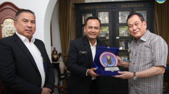 Suyudi Ario Seto diketahui menikah dengan Dewi Yuali yang merupakan anak perempuan dari Komisaris Jenderal Polisi (Purn) Nurfaizi Suwandi. [Arsip BNN]