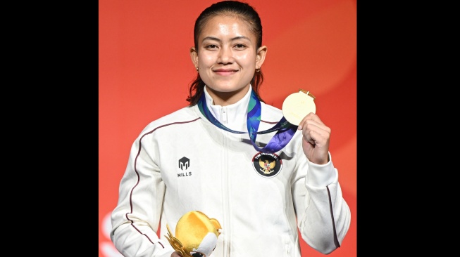 Atlet panjat tebing Indonesia Desak Made Rita Kusuma Dewi berpose dengan medali emasnya usai menjadi yang tercepat pada final nomor speed putri Asian Games 2026 di Portmesse Nagoya Exhibition Hall, Nagoya, Aichi, Jepang, Rabu (30/9/2026). [ANTARA FOTO/Fauzan/YU]