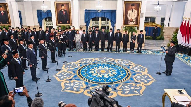 Presiden Prabowo Subianto melantik sejumlah Menteri, Wamen dan Kepala Lembaga Kebinet Merah Putih di Istana Negara, Jakarta, Kamis (1/10/2026). [ANTARA FOTO/Galih Pradipta/nz]