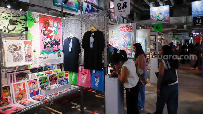 Pengunjung mengamati berbagai karya seni yang ditampilkan dalam Jakarta Illustration and Creative Arts Fair (JICAF) 2026 di Agora Mall, Thamrin, Jakarta, Kamis (1/10/2026). [Suara.com/Alfian Winanto]