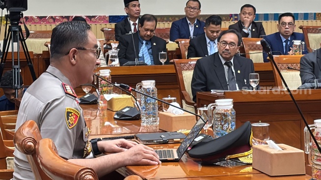 Calon Kapolri, Komjen Pol Suyudi Ario Seto, memaparkan rencana program kerja dan komitmen kepemimpinannya dalam uji kelayakan dan kepatutan (fit and proper test) bersama Komisi III DPR RI di Kompleks Parlemen, Senayan, Jakarta, Kamis (1/10/2026). (Suara.com/Bagaskara)