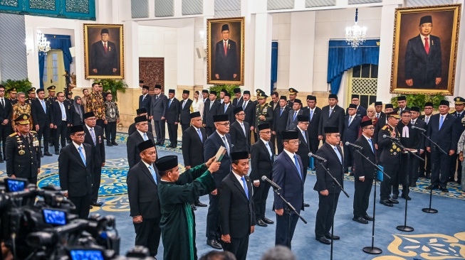 Presiden Prabowo Subianto melantik sejumlah Menteri, Wamen dan Kepala Lembaga Kebinet Merah Putih di Istana Negara, Jakarta, Kamis (1/10/2026). [ANTARA FOTO/Galih Pradipta/nz]
