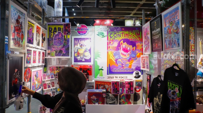 Pengunjung mengamati berbagai karya seni yang ditampilkan dalam Jakarta Illustration and Creative Arts Fair (JICAF) 2026 di Agora Mall, Thamrin, Jakarta, Kamis (1/10/2026). [Suara.com/Alfian Winanto]