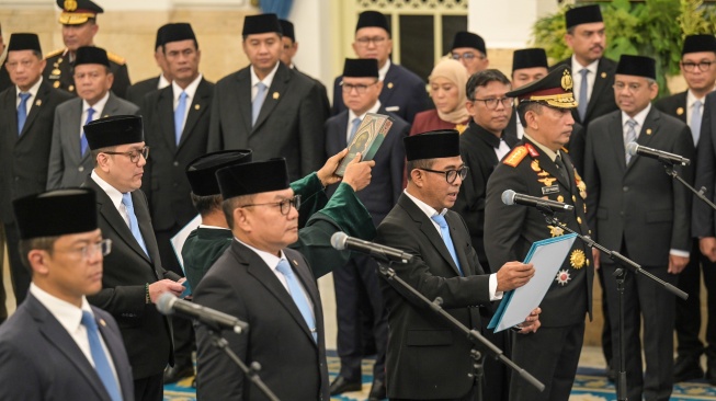 Ketua Ombudsman Nuzran Joher (kedua kanan) mengucap sumpah saat pelantikan Menteri, Wamen dan Kepala Lembaga Kabinet Merah Putih di Istana Negara, Jakarta, Kamis (1/10/2026). [ANTARA FOTO/Galih Pradipta/nz]