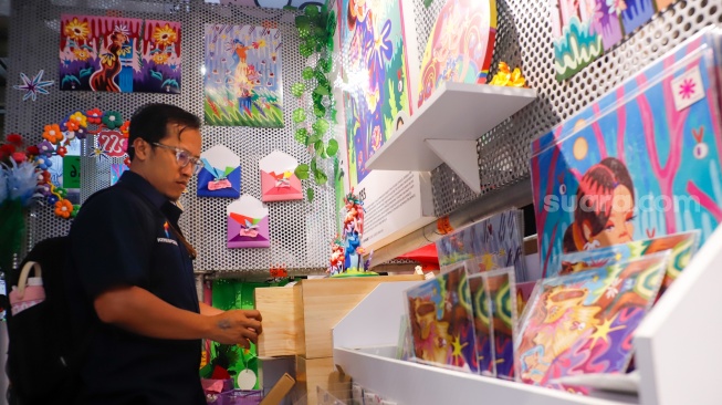 Pengunjung mengamati berbagai karya seni yang ditampilkan dalam Jakarta Illustration and Creative Arts Fair (JICAF) 2026 di Agora Mall, Thamrin, Jakarta, Kamis (1/10/2026). [Suara.com/Alfian Winanto]