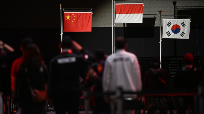 Bendera Merah Putih dikibarkan usai atlet panjat tebing Indonesia Desak Made Rita Kusuma Dewi meraih medali emas pada nomor speed putri Asian Games 2026 di Portmesse Nagoya Exhibition Hall, Nagoya, Aichi, Jepang, Rabu (30/9/2026). [ANTARA FOTO/Fauzan/YU]