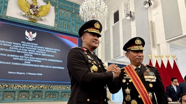 Kapolri Jenderal Pol. Suyudi Ario Seto (kiri) dan Kepala Staf Kepresidenan Jenderal Pol. Listyo Sigit Prabowo (kanan) menjawab pertanyaan wartawan saat jumpa pers setelah acara pelantikan kapolri baru di Istana Negara, Jakarta, Kamis (1/10/2026). ANTARA/Genta Tenri Mawangi