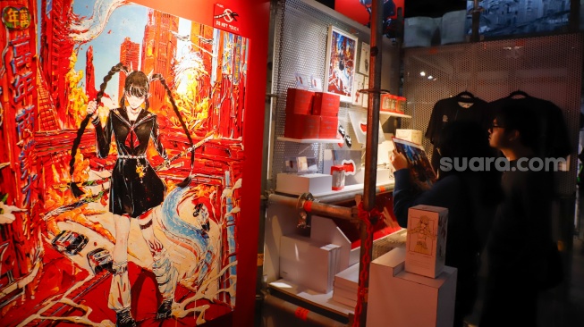 Pengunjung mengamati berbagai karya seni yang ditampilkan dalam Jakarta Illustration and Creative Arts Fair (JICAF) 2026 di Agora Mall, Thamrin, Jakarta, Kamis (1/10/2026). [Suara.com/Alfian Winanto]
