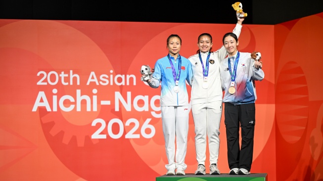Atlet panjat tebing Indonesia Desak Made Rita Kusuma Dewi (tengah), atlet China Lijuan Deng (kiri) dan atlet Korea Selatan Jimin Jeong (kanan) berfoto bersama usai penyerahan medali final nomor speed putri Asian Games 2026 di Portmesse Nagoya Exhibition Hall, Nagoya, Aichi, Jepang, Rabu (30/9/2026). [ANTARA FOTO/Fauzan/YU]