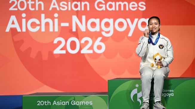 Atlet panjat tebing Indonesia Desak Made Rita Kusuma Dewi berpose dengan medali emasnya usai menjadi yang tercepat pada final nomor speed putri Asian Games 2026 di Portmesse Nagoya Exhibition Hall, Nagoya, Aichi, Jepang, Rabu (30/9/2026). [ANTARA FOTO/Fauzan/YU]