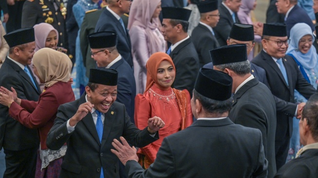 Menteri Koordinator Bidang Hilirisasi dan Transisi Energi sekaligus Menteri Energi dan Sumber Daya Mineral Bahlil Lahadalia (tengah) berbincang dengan Kepala Kejaksaan Agung (Kejagung) ST Burhanuddin usai pelantikan di Istana Negara, Jakarta, Kamis (1/10/2026). [ANTARA FOTO/Galih Pradipta/nz]

