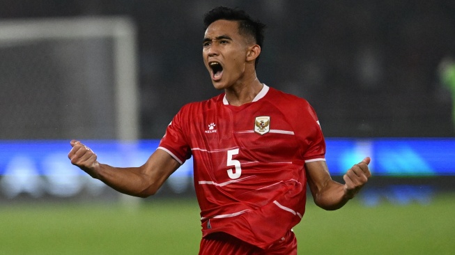 Pesepak bola Timnas Indonesia Rizky Ridho (kiri) berselebrasi usai mencetak gol ke gawang Timnas Bangladesh dalam pertandingan penyisihan Grup A FIFA ASEAN Cup 2026 di Stadion Utama Gelora Bung Karno (SUGBK), Senayan, Jakarta, Kamis (1/10/2026). [ANTARA FOTO/Rivan Awal Lingga/bar/wsj]