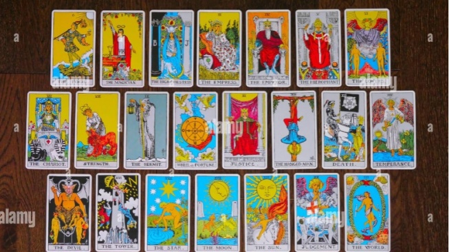 Tarot, Primbon, dan Ilusi Kendali: Cara Unik Founder Startup Hadapi Ketidakpastian Bisnis
