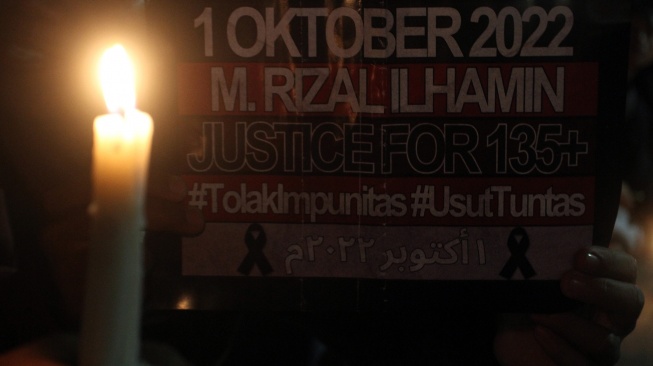 Suporter Arema FC (Aremania) menyalakan lilin dan membawa poster nama korban saat Peringatan Empat Tahun Tragedi Kanjuruhan di depan Balai Kota Malang, Jawa Timur, Kamis (1/10/2026). [ANTARA FOTO/Ari Bowo Sucipto/wsj]