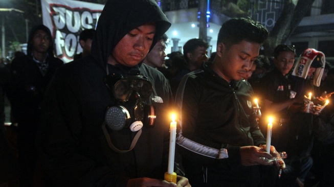 Suporter Arema FC (Aremania) menyalakan lilin saat Peringatan Empat Tahun Tragedi Kanjuruhan di depan Balai Kota Malang, Jawa Timur, Kamis (1/10/2026). [ANTARA FOTO/Ari Bowo Sucipto/wsj]