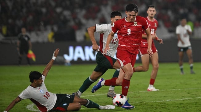 Pesepak bola Timnas Indonesia Mitchell Baker (kanan) melewati adangan pesepak bola Timnas Bangladesh Zayyan Ahmed (kiri) dalam pertandingan penyisihan Grup A FIFA ASEAN Cup 2026 di Stadion Utama Gelora Bung Karno (SUGBK), Senayan, Jakarta, Kamis (1/10/2026). A[ANTARA FOTO/Rivan Awal Lingga/bar/wsj]