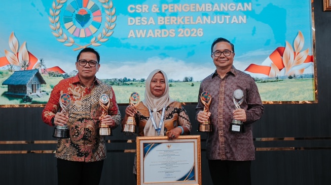 Wakil Menteri Desa dan Pembangunan Daerah Tertinggal (Wamendes PDT) Ahmad Riza Patria bersama dengan para pemenang Local Hero. (Dok: Harita Nickel)