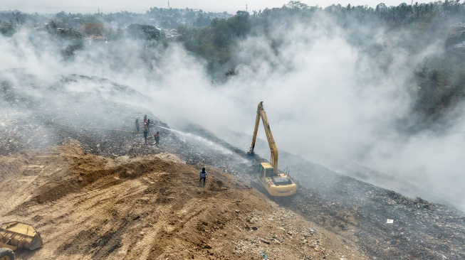 Foto udara petugas Dinas Pemadam Kebakaran Kota Manado memadamkan titik api di Tempat Pemrosesan Akhir (TPA) Sumompo, Manado, Sulawesi Utara, Kamis (1/10/2026). [ANTARA FOTO/I Gede Ferlian Septa Wahyusa/bar/wsj]